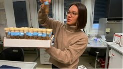 Luisa Pallares in ihrem Labor im Friedrich-Miescher-Laboratorium der Max-Planck-Gesellschaft in Tübingen.
