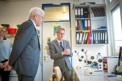Minister-President Kretschmann learning about nematodes and developmental plasticity with Ralf Sommer.