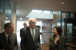 Minister-President Kretschmann with Ralf Sommer and Susana Coelho.